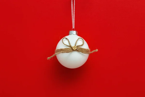 Bola Vidro Branco Natal Pendurado Com Fundo Vermelho Decoração Ano — Fotografia de Stock