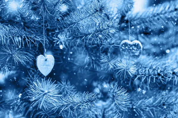 Noel Süsleri Dışarıda Noel Ağacında Asılı Duran Kalp Şeklinde Doğal — Stok fotoğraf