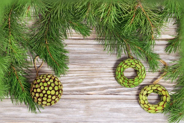 Brinquedos Madeira Que Entregam Ramos Árvore Natal Decorados Pequenas Bolas — Fotografia de Stock