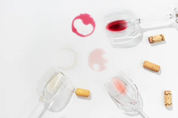 Drei Weingläser Von Oben Rot Rosen Und Weißwein Auf Hellem — Stockfoto