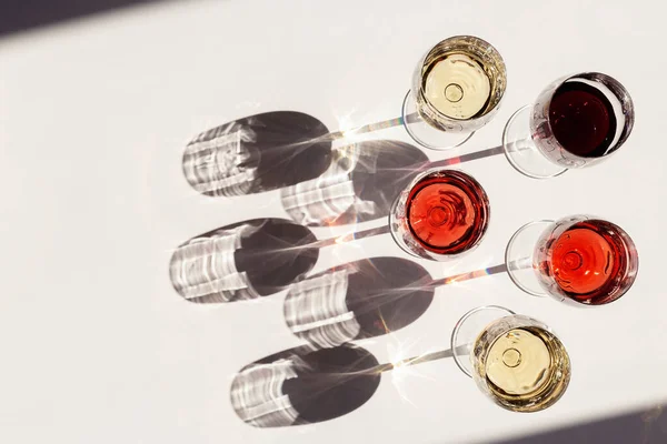 Wein Gläsern Vorhanden Rot Rosen Und Weißwein Mit Kopierraum Hartes — Stockfoto