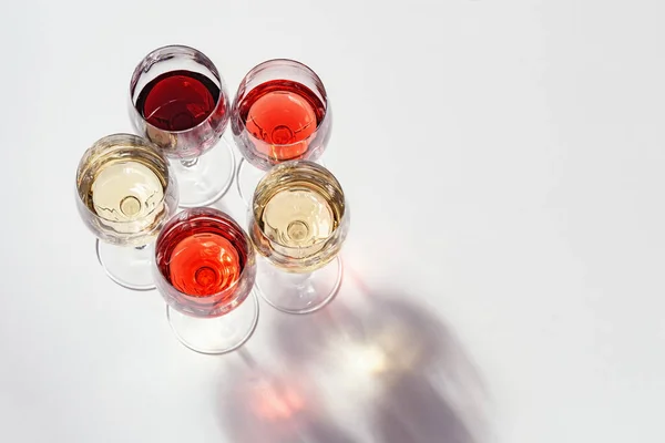 Wein Gläsern Vorhanden Rot Rosen Und Weißwein Auf Hellem Tisch — Stockfoto