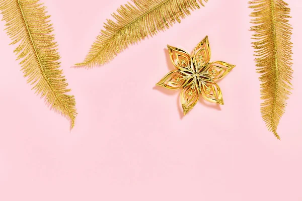 コピースペースと明るい光沢のある黄金のクリスマスの装飾 新年の背景 おもちゃの花と金のシダの葉と休日の最小グリーティングカード — ストック写真