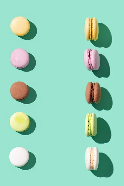 Verschiedene Tortenmakronen Auf Hellblaugrünem Hintergrund Mehrfarbige Französische Keksmakronen Süßes Leckeres — Stockfoto