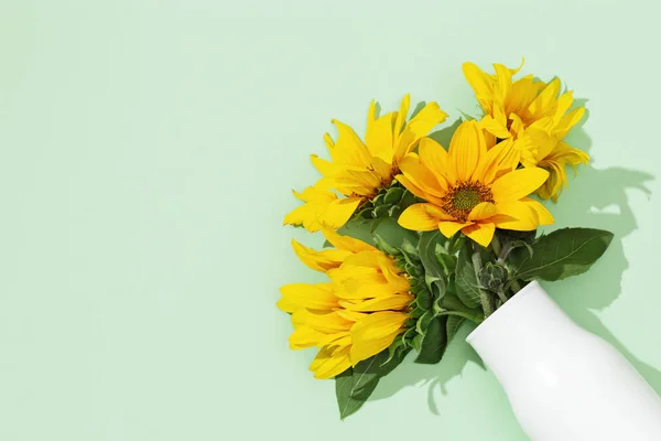 Virágzó Sárga Virágok Napraforgó Fehér Vázában Papíron Háttér Másolási Hely — Stock Fotó