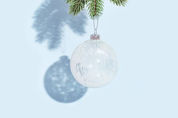 Kerstbal Opknoping Dennentak Blauw Gekleurde Muur Wit Glas Transparant Rond — Stockfoto