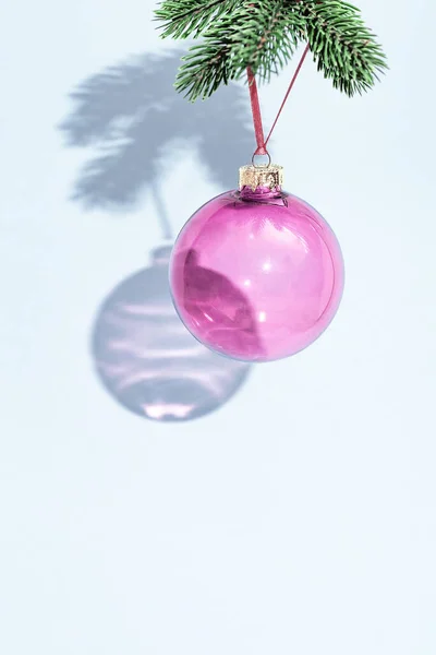 Vánoční Míč Visící Borovicové Větvi Modré Zdi Fialové Sklo Transparentní — Stock fotografie