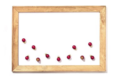 Noel arkaplanı, şelale, ahşap çerçeveli kırmızı toplar. Güzel Yeni Yıl ve Kış Tatili kavramı.