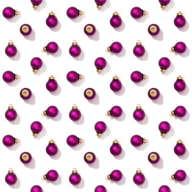 Pırıl pırıl parlak mor Noel topları beyaz arka planda izole edilmiş kusursuz bir yaratıcı düzen. Kumaş üzerine baskı, ambalaj kağıdı.
