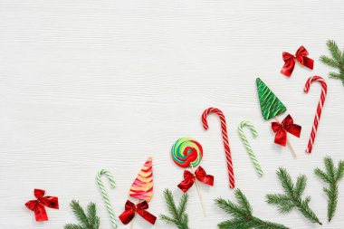 Renkli Noel kıvrımlı şekerler, geleneksel yeni yıl şeker kamışları, xmas tatlı yemek geçmişi. Düz yatış, Üst Görünüm.