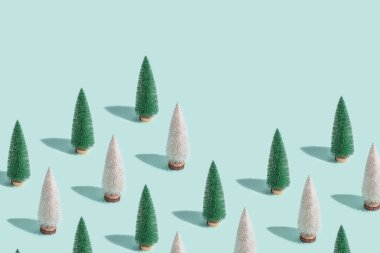 Noel ağacının mavi üzerine yaptığı yaratıcı Noel deseni, kopyalanmış yeni yıl kompozisyonu. Web sitesi, ambalaj kağıdı, duvar kağıdı, ekran koruyucu için tasarım.