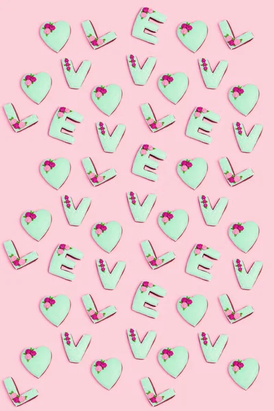 Regelmäßige Muster Aus Selbst Gebackenen Lebkuchen Mit Liebesbuchstaben Auf Pastellrosa — Stockfoto