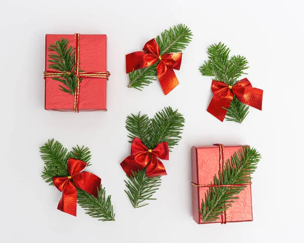 Fondo Navidad Con Ramas Abeto Verde Decorado Caja Regalo Roja —  Fotos de Stock