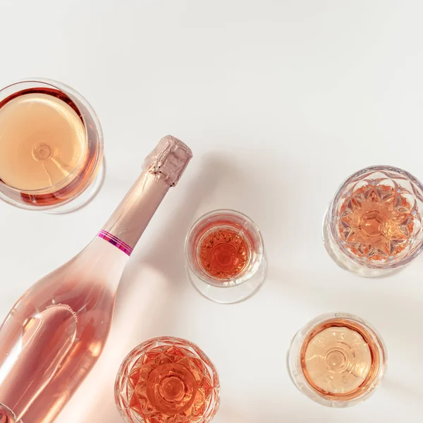 Roséweinsortiment Kristallgläsern Flasche Rosésekt Auf Hellem Hintergrund Sommer Alkoholische Getränke — Stockfoto