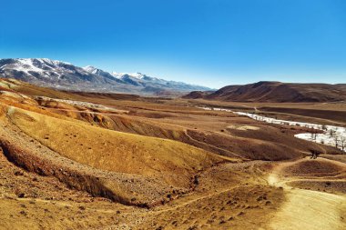Parlak renk geçişleriyle muhteşem kırmızı dağlar ve Mars 1, Altai Cumhuriyeti, Rusya adlı açık mavi gökyüzü. Jeolojik çekim.