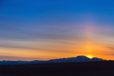 Dağlarda güzel bir gün batımı, Kosh-Agach, Altai Cumhuriyeti, Rusya. Parlak güneş ve mavi gökyüzü, doğal çevre arka planı