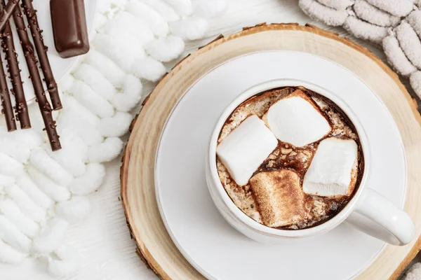 Xícara Branca Chocolate Quente Com Marshmallows Paus Chocolate Fundo Madeira — Fotografia de Stock