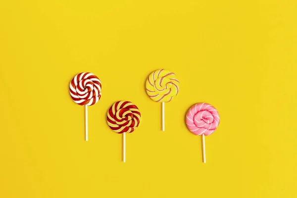 Lollypops Doces Redondos Doces Com Listras Pau Fundo Papel Amarelo — Fotografia de Stock