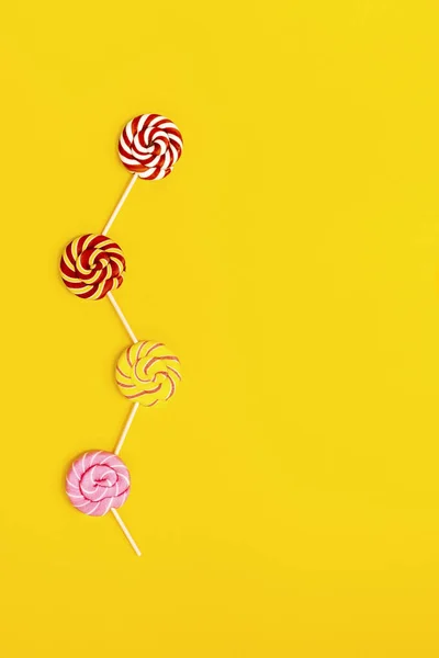 Lollypop Bonbons Karamellbonbons Rot Gefärbt Auf Stick Heller Hintergrund Für — Stockfoto