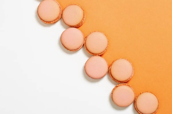 Identische Orangefarbene Makronen Auf Pastellfarbenem Fon Minimale Konzepte Leckere Mandelplätzchen — Stockfoto