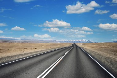 Chuysky yolu boyunca güzel manzara, Altai Cumhuriyeti, Rusya, boş yol, dağlar ve mavi bulutlu gökyüzü