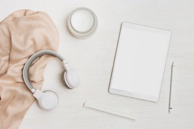 Düz konum ev işi dizüstü bilgisayar veya tablet, defter ve kulaklık, aromatik mum