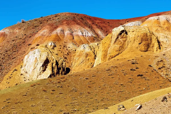 Fantastiska röda berg med ljusa färgövergångar och blå klar himmel på plats som heter Mars 1, Altai Republic — Stockfoto