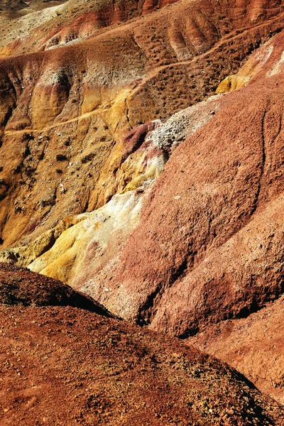 Kolorowy Mars w górach Altai. Marsjańska dolina, piękny krajobraz w Altai, Rosja — Zdjęcie stockowe