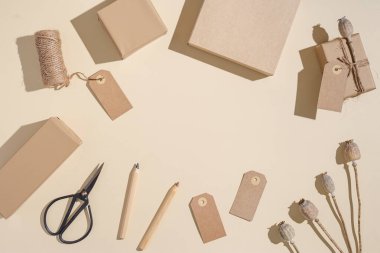 İçinde boş etiket olan hediye kutuları, el yapımı el yapımı hediyeler ve doğal çiçek desenleri olan yaratıcı bir düzen. Tatil, kutlama ve parti konsepti.