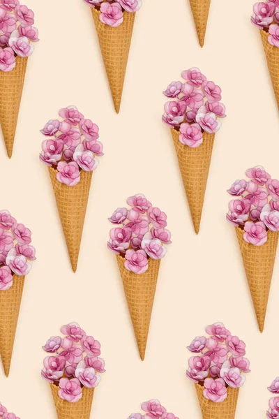 パステルピンクの背景に小さな花を充填ワッフルアイスクリームコーンとパターン 夏の食のコンセプト — ストック写真