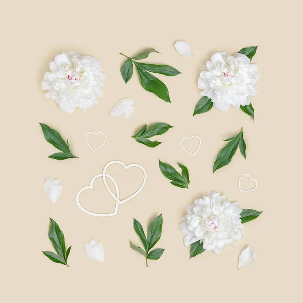 Fehér Bazsarózsa Virágok Zöld Levelek Szívek Elrendezése Négyszögletes Világos Bézs — Stock Fotó