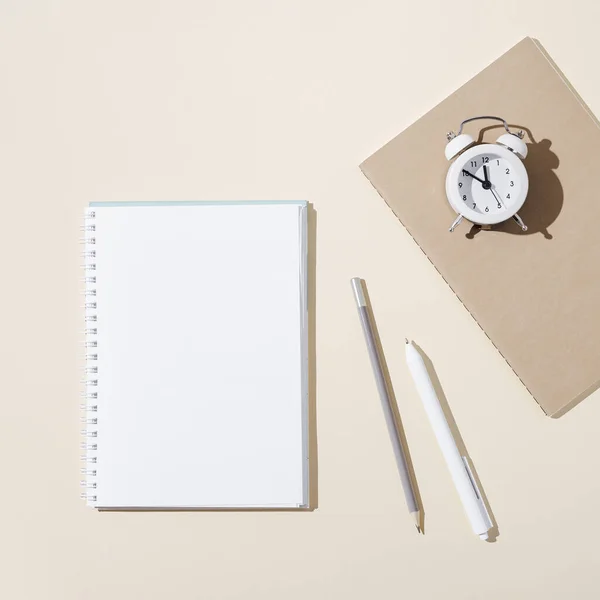 Espacio Trabajo Otoño Con Cuaderno Abierto Con Páginas Blanco Reloj —  Fotos de Stock
