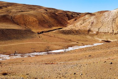 Altai Dağları 'ndaki renkli Mars. Mars vadisi, Altai Cumhuriyeti, Rusya 'nın güzel manzarası. Renkli tepeler ve mavi gökyüzü, doğa simgesi ve jeolojik çekim..