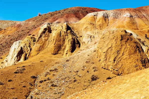 Fantastyczne Czerwone Góry Jasnymi Przejściami Kolorów Błękitne Czyste Niebo Miejscu — Zdjęcie stockowe