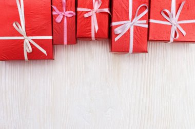 Beyaz ahşap arka planda kırmızı hediye kutuları. Uzayı kopyala Üst Manzara. Sevgililer Günü, Kadınlar Günü, yıldönümü ya da parti hediyeleri..