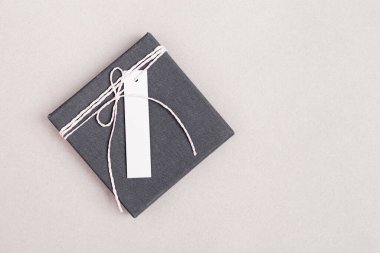 Ctaft kapalı kutu. Tatil arkaplanı için sürpriz, kutlama kartı. Metnin için yeri olan gri renkli hediye kutusu maketi. Üst görünüm.