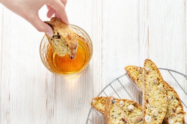 Geleneksel İtalyan bademli cantuccini kurabiyeleri ve tatlı şarap Vin Santo. Ev yapımı tatlı bisküviler ve bardakta alkol..