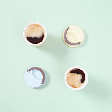 Kahve almak için yeniden kullanılabilir çevre dostu bambu kupası. Filtre kahveli kupa. Düşük etkili sürdürülebilir yaşam tarzı için çevre dostu sıfır atık çözümü.