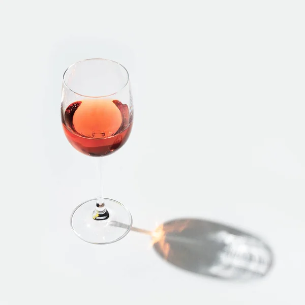 Ein Glas Rosenwein Auf Hellem Hintergrund Mit Hartem Schatten Und — Stockfoto