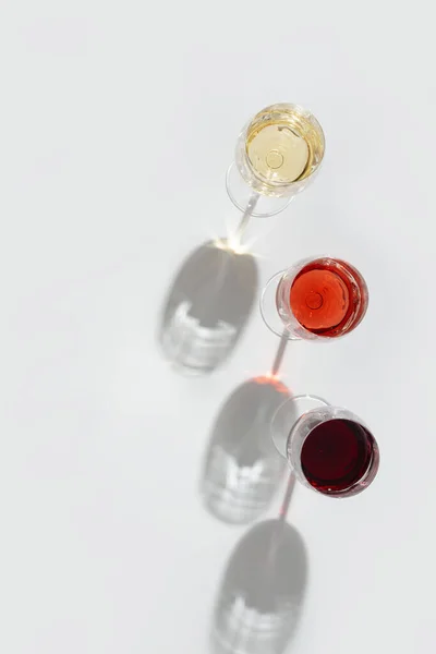 Набор Вина Бокалах Красное Розовое Белое Вино Светлом Фоне Бар — стоковое фото
