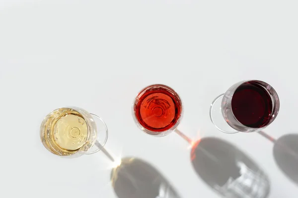 Gemischter Wein Glas Rot Rosen Und Weißweinoberseite Auf Hellem Hintergrund — Stockfoto