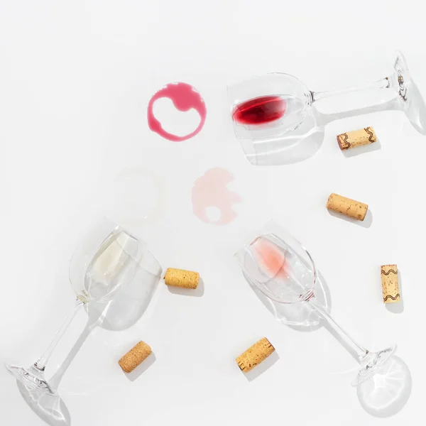 Gemischter Wein Glas Rot Rosen Und Weißweinoberseite Auf Hellem Hintergrund — Stockfoto