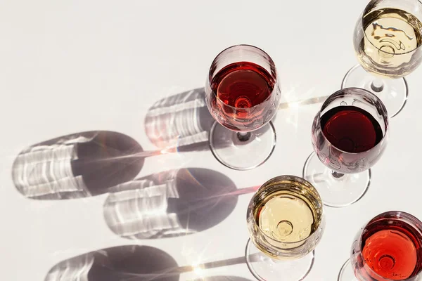Wein Gläsern Vorhanden Rot Rosen Und Weißwein Mit Kopierraum Hartes — Stockfoto