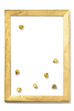 Noel arkaplanı ahşap çerçeveli altın renkli küçük toplarla dolu. Güzel Yeni Yıl ve Kış Tatili kavramı.