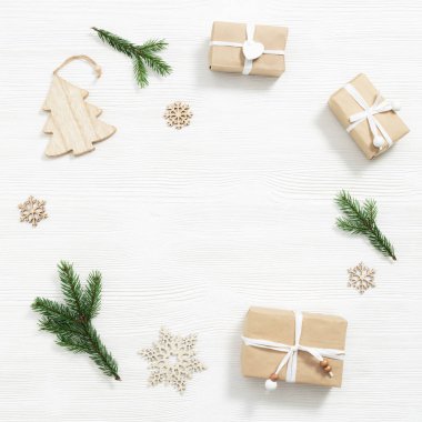Noel hediyesi, tahta oyuncaklar, köknar ağacı dalları, kış tatili ve fotokopi alanı olan yeni yıl arkaplanı, arkadaşlar ya da aileler için el yapımı hediyeler. Düz yatıyordu. Üst görünüm.