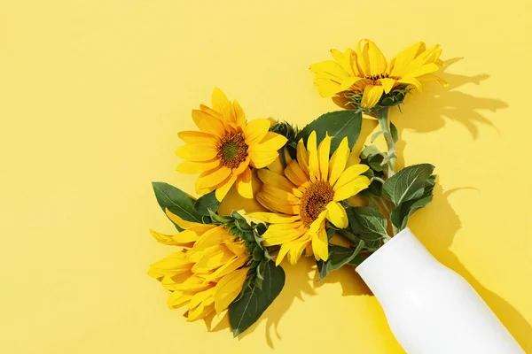 Sárga Napraforgó Fehér Vázában Felülről Nézve Fényes Őszi Virágzó Virágok — Stock Fotó