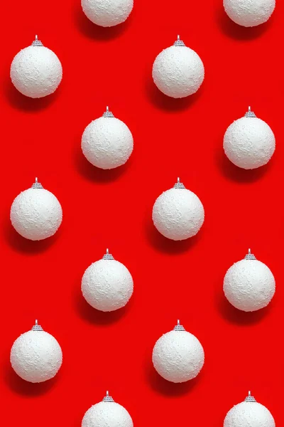 Creatief Patroon Met Witte Nieuwjaarsballen Vakantiespeelgoed Felrood Kerstkaart Minimale Stijl — Stockfoto