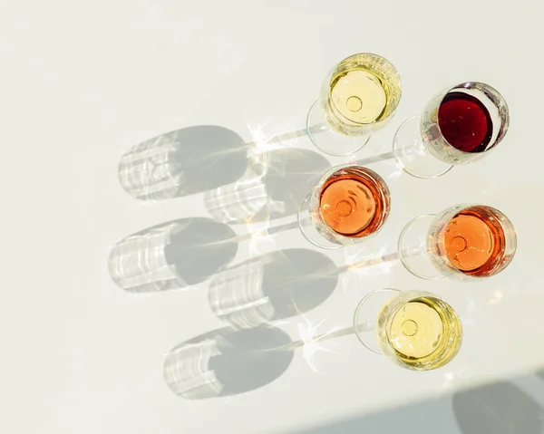 Set Wein Gläsern Mit Schönen Schatten Hintergrund Mit Rot Rosen — Stockfoto