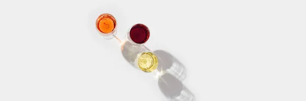 잔에는 아름다운 그림자가 있습니다 와인이 배너입니다 위에서 — 스톡 사진