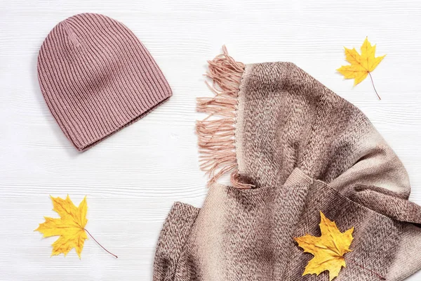 暖かいウールのスカーフとニットキャップと秋のフラットレイ 白い木製の机の上にファッション秋の服 トップ表示 — ストック写真